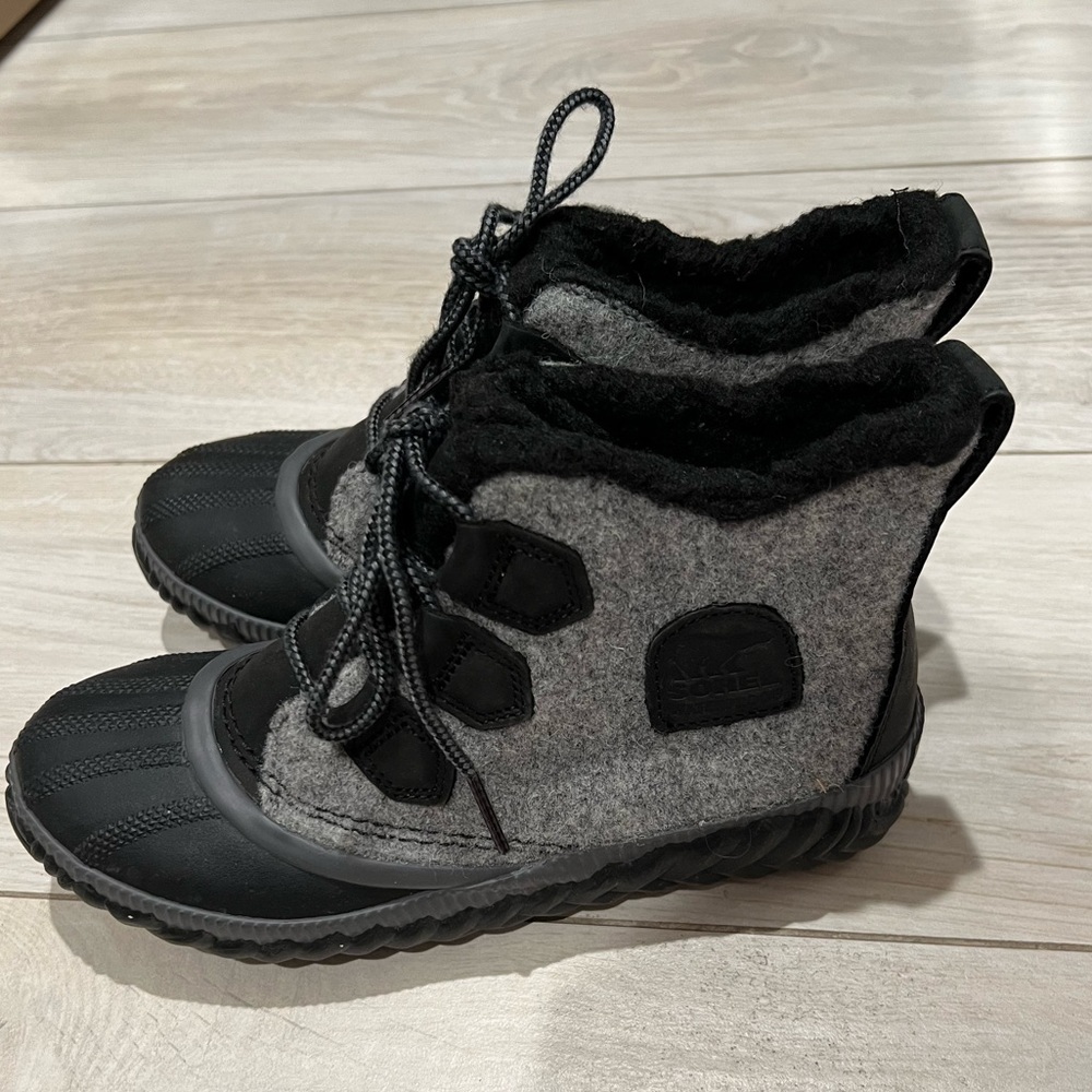 [SOLD] Sorel Out N About Felt Grey Black Waterproof Winter Boot